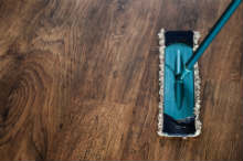 La femme de ménage peut nettoyer vos sols Une femme de ménage sur Toul - Lavage des sols - Services à la personne